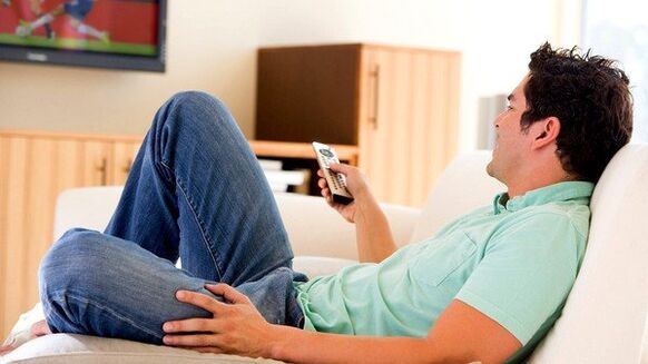 O homem assiste TV